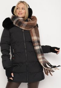 Born2be - Czarna Pikowana Kurtka z Futrzaną Podszewką i Odpinanym Kapturem z Futerkiem Salira. Okazja: na co dzień. Kolor: czarny. Materiał: futro. Styl: klasyczny, casual, elegancki #2