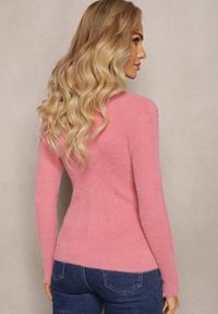 Renee - Różowy Futerkowy Sweter z Wełny z Półgolfem i Ozdobnymi Guzikami Zekluna. Kolor: różowy. Materiał: wełna. Wzór: aplikacja
