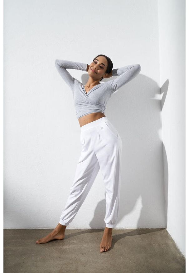 MOONHOLI - Spodnie do jogi Moonholi Moony Comfy Sweatpants z kieszeniami. Kolor: biały. Sport: joga i pilates