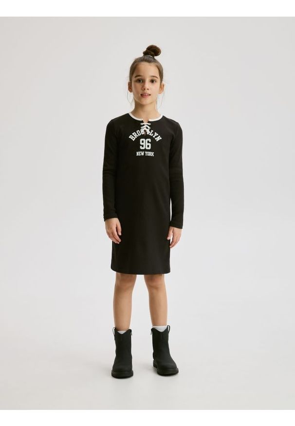 Reserved - Dzianinowa sukienka z nadrukiem - brązowy. Kolor: brązowy. Materiał: dzianina. Wzór: nadruk. Typ sukienki: proste