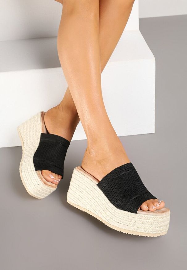 Renee - Czarne Klapki na Koturnie w Stylu Boho z Tłoczoną Cholewką Neorwynne. Okazja: na spacer. Kolor: czarny. Sezon: lato. Obcas: na koturnie. Styl: boho