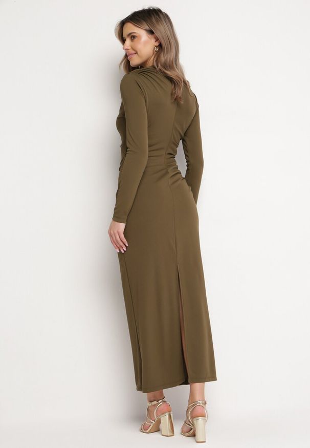 Born2be - Ciemnozielona Dopasowana Sukienka Koktajlowa z Modnym Drapowaniem i Rozcięciem Faeridae. Kolor: zielony. Styl: wizytowy