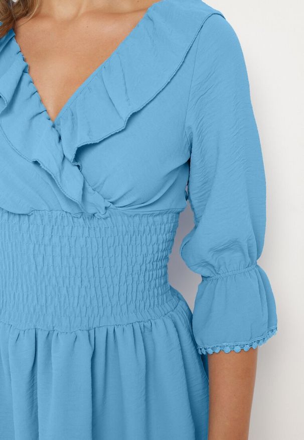 Born2be - Niebieska Sukienka z Kopertowym Dekoltem i Gumką w Pasie Ozdobiona Falbanką Tesalie. Okazja: na co dzień. Typ kołnierza: kołnierz z falbankami, dekolt kopertowy. Kolor: niebieski. Wzór: aplikacja. Sezon: wiosna, lato. Typ sukienki: kopertowe. Styl: casual, elegancki