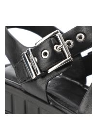 Sandały damskie Tamaris, cholewka ze skóry ekologicznej zapinane na rzep masywna podeszwa, czarne, 1-28233-46 001. Okazja: na co dzień, na spacer. Zapięcie: rzepy. Kolor: czarny. Materiał: skóra ekologiczna. Wzór: paski. Sezon: lato. Styl: elegancki, casual #7