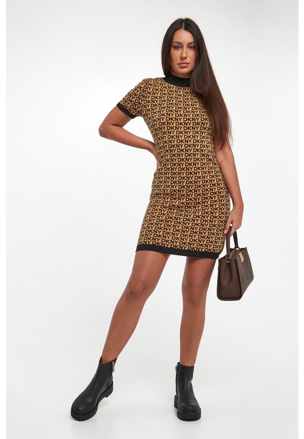 Sukienka mini logowana DKNY. Długość: mini
