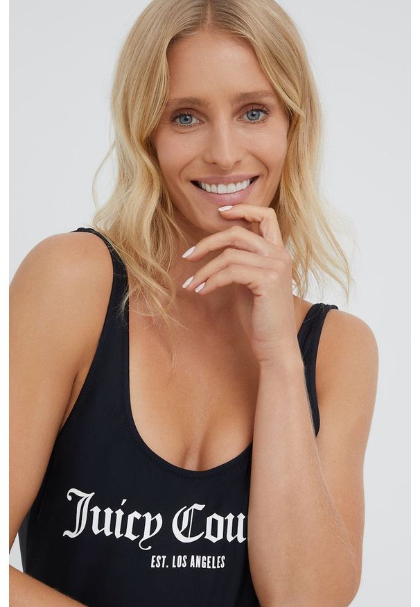Juicy Couture jednoczęściowy strój kąpielowy kolor czarny miękka miseczka. Kolor: czarny. Wzór: nadruk