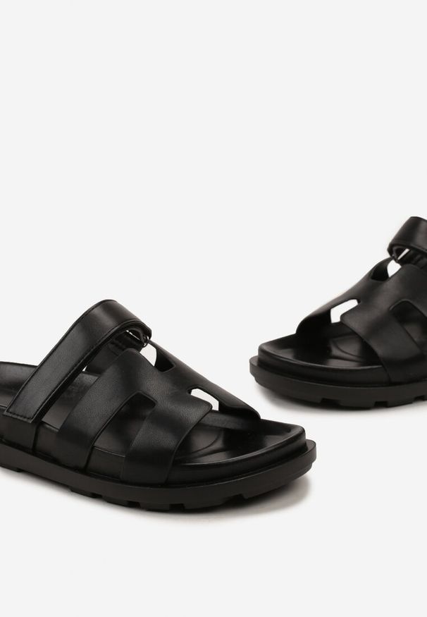 Born2be - Czarne Klapki Wsuwane z Zapięciem na Rzep Ofiana. Okazja: na plażę. Kolor: czarny