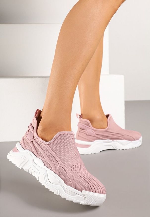 Born2be - Różowe Wsuwane Buty Sportowe Sneakersy z Siateczki z Tłoczeniami Nusellia. Okazja: na co dzień. Zapięcie: bez zapięcia. Kolor: różowy. Materiał: jeans, materiał. Obcas: na płaskiej podeszwie
