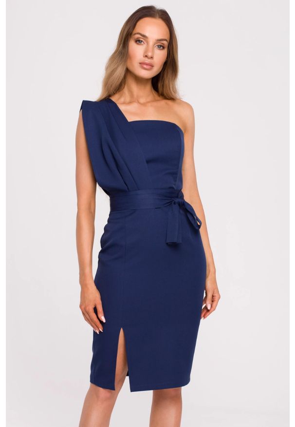 Sukienki.shop - Sukienka koktajlowa na jedno ramię ołówkowa granatowa. Okazja: na ślub cywilny, na wesele, na imprezę. Kolor: niebieski, różowy. Typ sukienki: ołówkowe. Styl: wizytowy