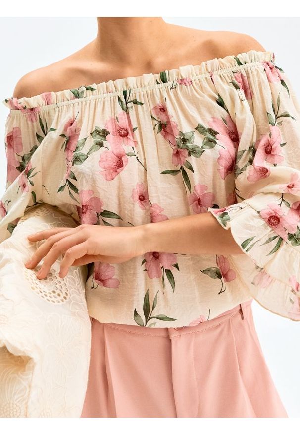 Sinsay - Wiskozowa bluzka z falbankami w kwiaty - wielobarwny. Typ kołnierza: kołnierz z falbankami. Materiał: wiskoza. Wzór: kwiaty