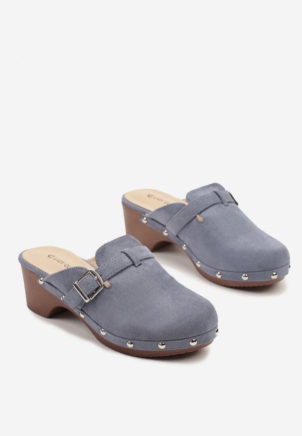Born2be - Niebieskie Klapki na Obcasie w Stylu Chodaków z Klamrą Ellatis. Okazja: na co dzień. Kolor: niebieski. Materiał: jeans. Wzór: aplikacja. Obcas: na obcasie. Styl: klasyczny, casual. Wysokość obcasa: średni