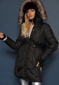 Renee - Czarna Długa Pikowana Kurtka w Stylu Parki z Troczkiem w Pasie i Sztucznym Futerkiem Abelasa. Okazja: na co dzień. Kolor: czarny. Materiał: futro. Długość: długie. Sezon: zima. Styl: klasyczny, casual, street #1