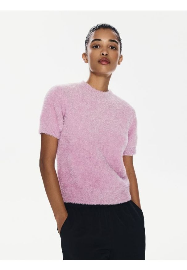 Reserved - Sweter z metaliczną nitką - różowy. Kolor: różowy. Materiał: dzianina