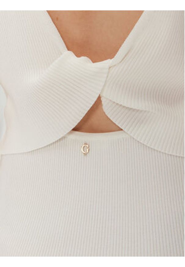 Guess Sukienka 174731 Biały Classic Fit. Kolor: biały. Materiał: wiskoza