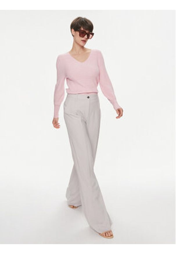 only - ONLY Sweter Atia 15230147 Czerwony Regular Fit. Kolor: czerwony. Materiał: wiskoza