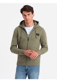 Ombre Clothing - Rozpinana bluza męska dresowa z kapturem i patchem – oliwkowa V4. Okazja: na co dzień. Typ kołnierza: kaptur. Kolor: oliwkowy. Materiał: dresówka. Wzór: aplikacja. Styl: klasyczny, casual, elegancki