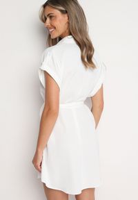 Born2be - Biała Koszulowa Sukienka o Rozkloszowanym Kroju z Paskiem w Talii Vikiana. Okazja: na spotkanie biznesowe. Kolor: biały. Długość rękawa: krótki rękaw. Typ sukienki: koszulowe. Styl: elegancki, biznesowy #7
