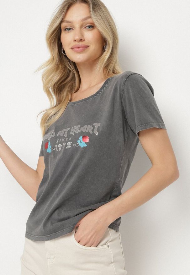 Born2be - Ciemnoszary Bawełniany T-shirt z Metalicznym Nadrukiem Savariae. Okazja: na co dzień. Kolor: szary. Materiał: bawełna. Wzór: nadruk. Styl: casual, elegancki