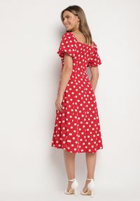 Born2be - Czerwona Rozkloszowana Sukienka Vices w Grochy z Dekoltem Typu Hiszpanka Zimina. Okazja: na co dzień. Typ kołnierza: dekolt hiszpanka. Kolor: czerwony. Materiał: skóra, materiał. Wzór: grochy. Typ sukienki: proste. Styl: klasyczny, casual #7