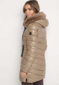 Born2be - Brązowa Pikowana Kurtka o Taliowanym Kroju z Kapturem z Futerkiem Naleanna. Okazja: na co dzień. Typ kołnierza: kaptur. Kolor: brązowy. Materiał: futro. Styl: casual #4