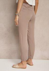 Renee - Jasnobrązowe Spodnie Dresowe High Waist z Ozdobnym Wiązaniem Ellivaria. Okazja: na co dzień. Stan: podwyższony. Kolor: brązowy. Materiał: dresówka. Styl: casual