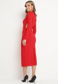 Born2be - Czerwona Dopasowana Sukienka Ozdobiona Wycięciem Dralfedi. Kolor: czerwony. Materiał: jeans. Wzór: aplikacja. Typ sukienki: sportowe. Styl: elegancki, sportowy #6