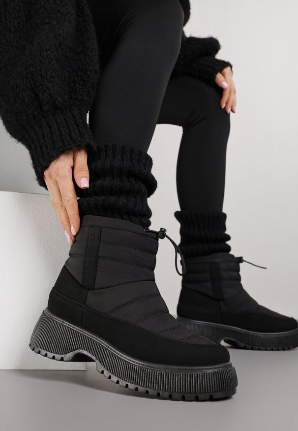 Born2be - Czarne Śniegowce Ozdobione Pikowaną Cholewką Monalavea. Okazja: na co dzień. Kolor: czarny. Materiał: jeans. Szerokość cholewki: normalna. Wzór: aplikacja. Styl: casual