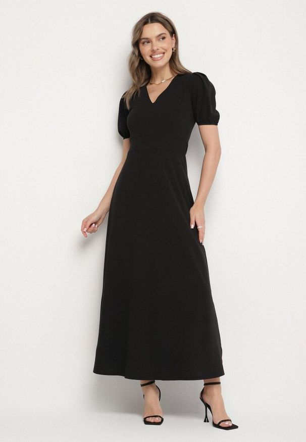 Born2be - Czarna Sukienka Rozkloszowana z Trójkątnym Dekoltem Efralinae. Okazja: na spacer, na imprezę. Kolor: czarny. Sezon: lato. Typ sukienki: rozkloszowane. Styl: klasyczny, elegancki