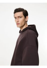 Reserved - Gładka bluza z kapturem - ciemnobrązowy. Typ kołnierza: kaptur. Kolor: brązowy. Materiał: bawełna, dzianina. Wzór: gładki