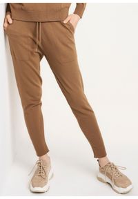 Ochnik - Beżowe spodnie dresowe damskie. Kolor: beżowy. Materiał: materiał
