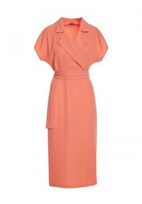 Stylove - Elegancka sukienka z kołnierzem pomarańczowa. Okazja: na co dzień. Kolor: pomarańczowy, różowy. Materiał: guma, tkanina, elastan. Typ sukienki: kopertowe, proste. Styl: elegancki. Długość: midi