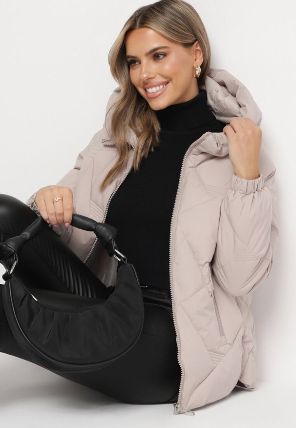 Born2be - Jasnobeżowa Pikowana Kurtka z Kapturem Rękawy Zakończone Gumką Liliaz. Okazja: na spotkanie biznesowe, na co dzień, do pracy, na spacer. Typ kołnierza: kaptur. Kolor: beżowy. Materiał: jeans. Styl: biznesowy, casual, elegancki