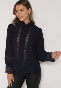 Born2be - Granatowa Koszula ze Stójką i Koronką Argochis. Typ kołnierza: kołnierzyk stójkowy. Kolor: niebieski. Materiał: koronka. Wzór: koronka #3