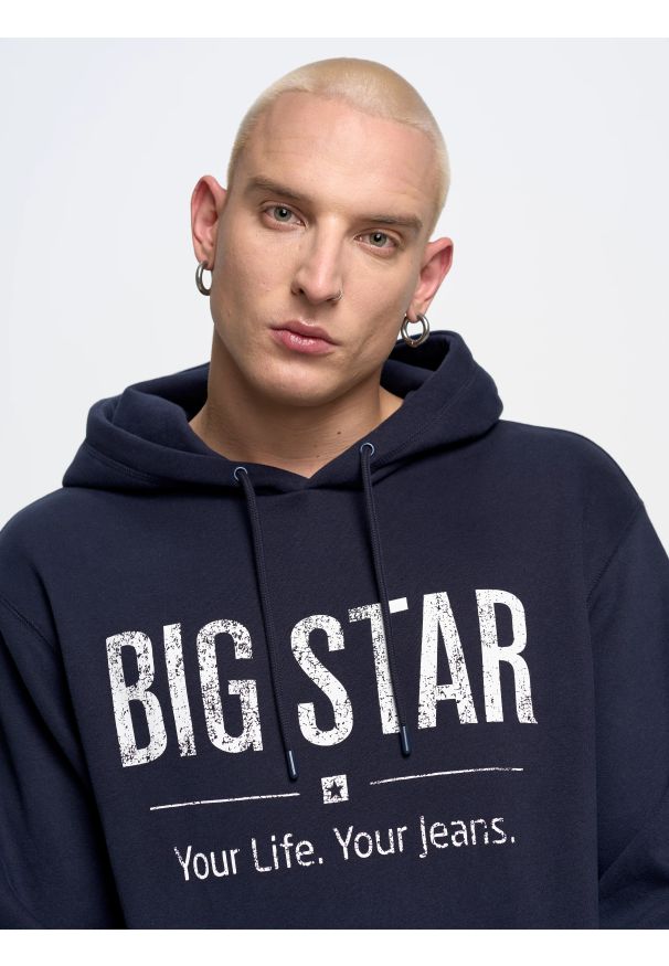 Big-Star - Bluza męska z kapturem z logo BIG STAR granatowa Ashlyno 403. Typ kołnierza: kaptur. Kolor: niebieski. Materiał: dzianina. Wzór: aplikacja, nadruk