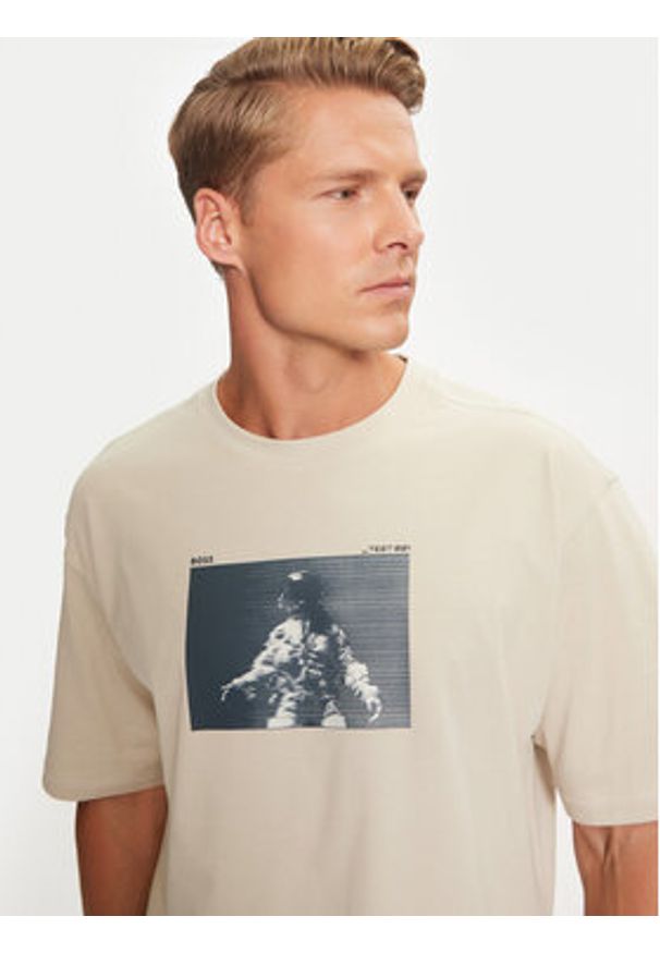 BOSS - Boss T-Shirt Astronaut 50528209 Beżowy Regular Fit. Kolor: beżowy. Materiał: bawełna