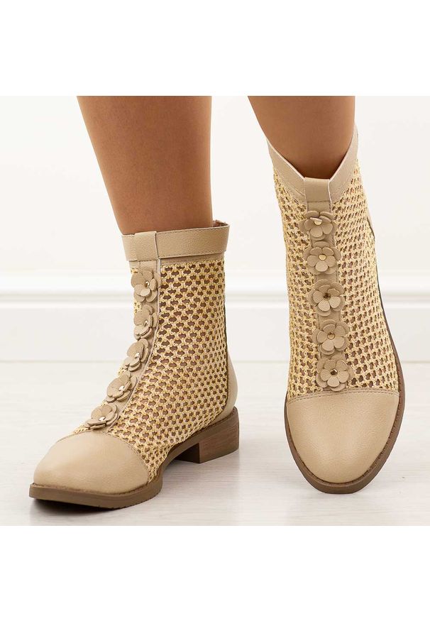 Beżowe wiosenne ażurowe botki damskie Jezzi Asa62-130. Okazja: na co dzień. Kolor: beżowy. Szerokość cholewki: normalna. Wzór: ażurowy. Materiał: skóra. Sezon: wiosna. Obcas: na obcasie. Styl: casual, elegancki, boho, klasyczny. Wysokość obcasa: niski
