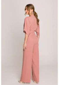 Stylove - Elegancki kombinezon damski z kopertowym dekoltem różany. Okazja: na komunię, na imprezę, na randkę, na wesele, na spotkanie biznesowe, na ślub cywilny. Kolor: pomarańczowy, różowy. Materiał: tkanina. Długość rękawa: krótki rękaw. Długość: krótkie. Wzór: gładki. Styl: elegancki #4