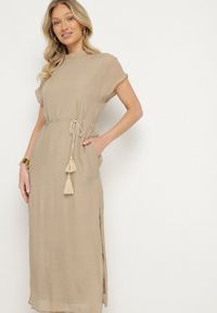 Born2be - Beżowa Sukienka Pudełkowa Ozdobiona Wiązaniem Napelira. Okazja: na co dzień. Kolor: beżowy. Materiał: jeans. Wzór: aplikacja. Styl: klasyczny, casual, elegancki #2