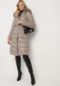 Born2be - Beżowa Pikowana Kurtka o Długim Kroju z Odpinanym Kapturem z Futerkiem i Paskiem oleti. Okazja: na spacer, na co dzień. Kolor: beżowy. Materiał: futro. Długość: długie. Sezon: zima. Styl: elegancki, casual, klasyczny #6