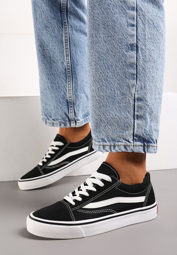 Renee - Czarno-Białe Tenisówki z Boczną Naszywką Simeris. Kolor: czarny. Materiał: jeans. Wzór: aplikacja. Styl: klasyczny, sportowy