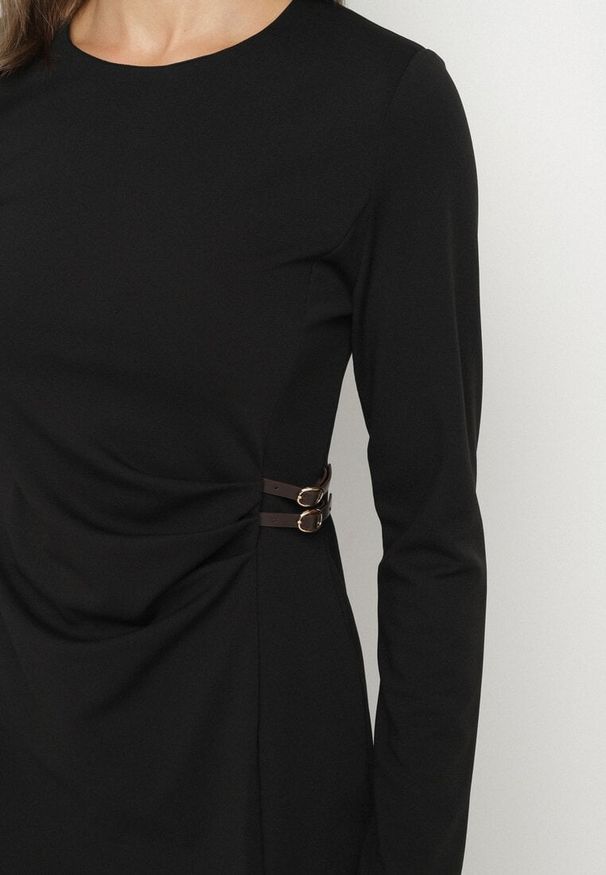 Born2be - Czarna Dopasowana Sukienka z Bawełną Ozdobiona Paskami z Klamrami Esanea. Okazja: na co dzień, na spotkanie biznesowe. Kolor: czarny. Materiał: bawełna. Wzór: aplikacja. Styl: biznesowy, klasyczny, casual, elegancki