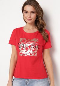 Born2be - Czerwony Bawełniany T-shirt z Krótkim Rękawem i Metalicznym Nadrukiem Cadiana. Kolor: czerwony. Materiał: bawełna. Długość rękawa: krótki rękaw. Długość: krótkie. Wzór: nadruk. Styl: klasyczny, elegancki #3
