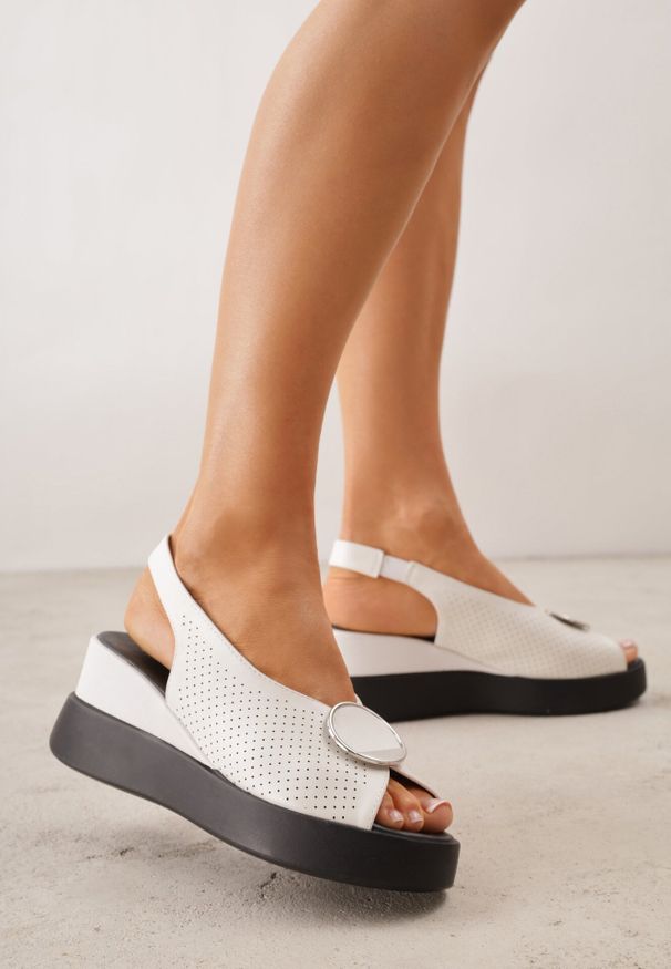 Born2be - Białe Sandały VICES na Koturnie Zdobione Perforacją i Okrągłą Aplikacją Melolle. Okazja: do pracy, na co dzień. Nosek buta: okrągły. Kolor: biały. Wzór: aplikacja. Obcas: na koturnie. Styl: elegancki, casual