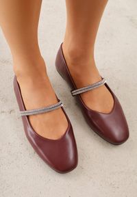 Renee - Bordowe Balerinki w Stylu Mary Jane z Paskiem z Cyrkoniami Cireris. Okazja: na imprezę. Zapięcie: pasek. Kolor: czerwony. Materiał: jeans. Styl: elegancki, klasyczny #1