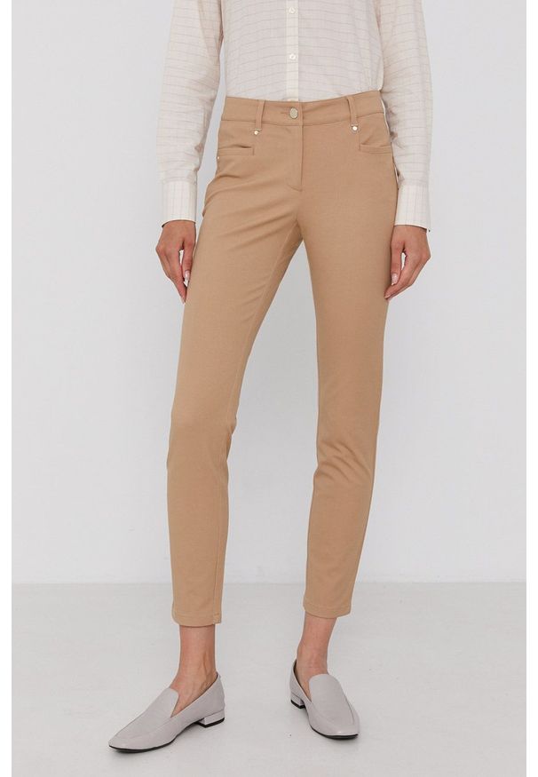 Pennyblack Spodnie damskie kolor beżowy dopasowane medium waist. Kolor: beżowy. Materiał: tkanina