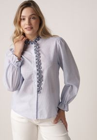 Born2be - Niebieska Koszula z Bawełny Ozdobiona Haftowaną Falbanką Zenatia. Okazja: na co dzień. Kolor: niebieski. Materiał: bawełna. Wzór: haft, aplikacja. Styl: casual, klasyczny, elegancki #7
