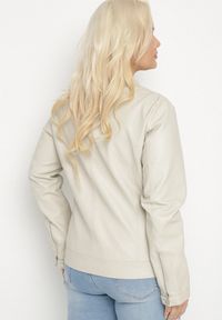 Born2be - Jasnobeżowa Kurtka Ramoneska Bez Kołnierzyka z Suwakami na Rękawach Rilinne. Okazja: na co dzień, na spacer. Typ kołnierza: bez kołnierzyka. Kolekcja: plus size. Kolor: beżowy. Sezon: wiosna. Styl: casual, elegancki #3