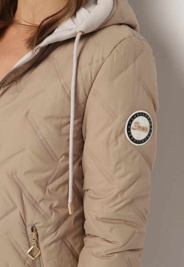 Born2be - Ciemnobeżowa Pikowana Kurtka z Przedłużonym Tyłem i Kapturem Melune. Okazja: na co dzień. Kolor: beżowy. Materiał: jeans. Wzór: aplikacja. Styl: casual, klasyczny