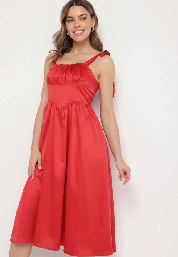 Born2be - Czerwona Rozkloszowana Sukienka Vices na Wiązanych Ramiączkach Natavine. Okazja: na co dzień, na imprezę. Typ kołnierza: dekolt kwadratowy. Kolor: czerwony. Materiał: poliester, jeans. Długość rękawa: na ramiączkach. Sezon: lato. Styl: klasyczny, casual