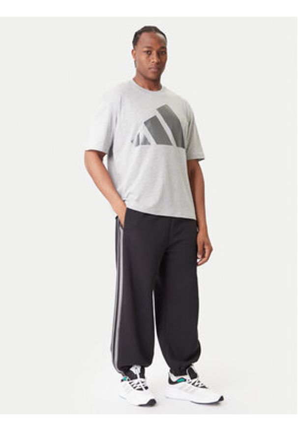 Adidas - adidas T-Shirt JM1707 Szary Loose Fit. Kolor: szary. Materiał: bawełna